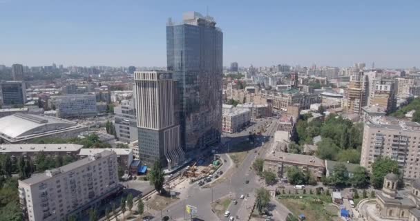 キエフ - ガラスの超高層ビル 2017 年 7 月 2 日。モダンなビジネス地区に反射オフィス超高層ビル詳細の空中ライジング ショット。都市の景観、高層ビル、建物、ダウンタウンには、ビジネス センター、屋外. — ストック動画