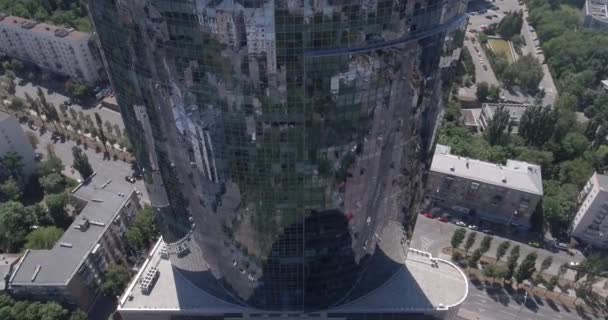 Kiev - glas skyskrapa 2 juli 2017. Antenn stigande skott av reflekterande office skyskrapa detaljer i en moderna affärsdistrikt. Stadsbilden, skyskrapa, byggnad, downtown, business-center, Utomhus. — Stockvideo