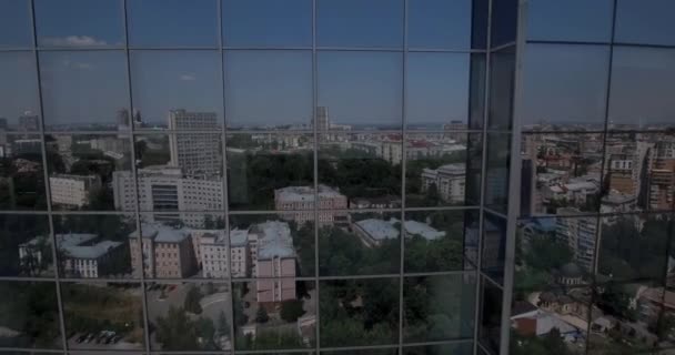 Kijev - 2017. július 2. üveg felhőkarcoló. Növekvő légi felvétel fényvisszaverő office felhőkarcoló részletek, modern üzleti kerületben. Városképet gazdagító épületnek szánták, felhőkarcoló, épület, belvárosi, üzleti központ, szabadtéri. — Stock videók