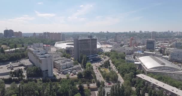 Kiev - glazen wolkenkrabber 2 juli 2017. Stijgende luchtfoto van reflecterende wolkenkrabber de kantoorgegevens in een moderne zakenwijk. Stadsgezicht, wolkenkrabber, gebouw, downtown, zakencentrum, buiten. — Stockvideo