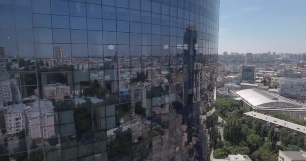 KYIV - Rascacielos de cristal 2 julio 2017. Vista aérea ascendente de detalles reflectantes de rascacielos de oficinas en un distrito de negocios moderno. Paisaje urbano, rascacielos, edificio, centro de la ciudad, centro de negocios, exterior . — Vídeos de Stock