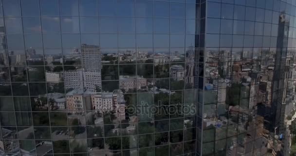 KYIV - Grattacielo di vetro 2 luglio 2017. Aerea ripresa crescente di dettagli grattacielo ufficio riflettente in un moderno quartiere degli affari. Paesaggio urbano, grattacielo, edificio, centro città, business center, all'aperto . — Video Stock