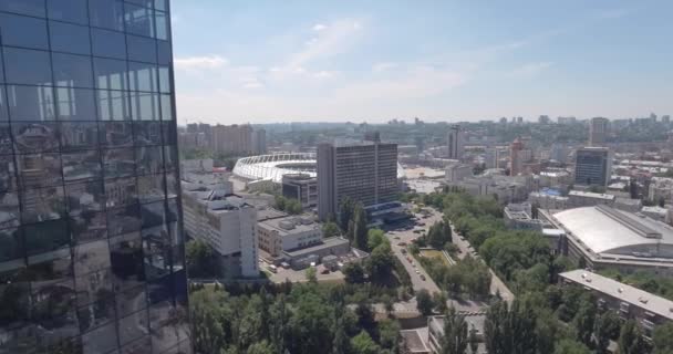 Kyiv - gläserner Wolkenkratzer 2 juli 2017. Antennenaufnahme reflektierender Bürohochhaus-Details in einem modernen Geschäftsviertel. Stadtbild, Wolkenkratzer, Gebäude, Innenstadt, Business Center, Outdoor. — Stockvideo