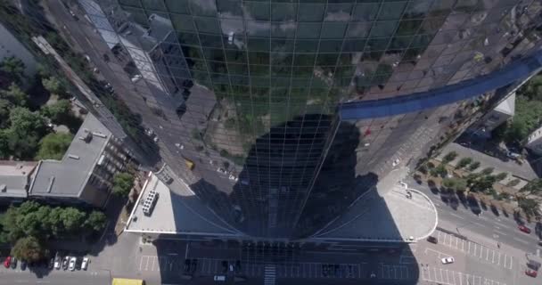 KYIV - Rascacielos de cristal 2 julio 2017. Vista aérea ascendente de detalles reflectantes de rascacielos de oficinas en un distrito de negocios moderno. Paisaje urbano, rascacielos, edificio, centro de la ciudad, centro de negocios, exterior . — Vídeos de Stock