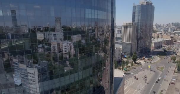 Kijev - 2017. július 2. üveg felhőkarcoló. Növekvő légi felvétel fényvisszaverő office felhőkarcoló részletek, modern üzleti kerületben. Városképet gazdagító épületnek szánták, felhőkarcoló, épület, belvárosi, üzleti központ, szabadtéri. — Stock videók