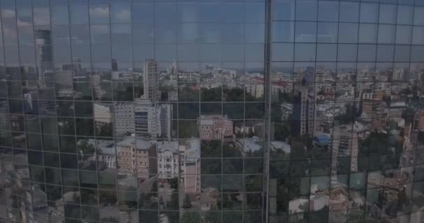 KYIV - Arranha-céu de vidro 2 Julho 2017. Tiro ascendente aéreo de detalhes de arranha-céus de escritório reflexivo em um distrito de negócios moderno. Cityscape, arranha-céu, edifício, centro da cidade, centro de negócios, exterior . — Vídeo de Stock