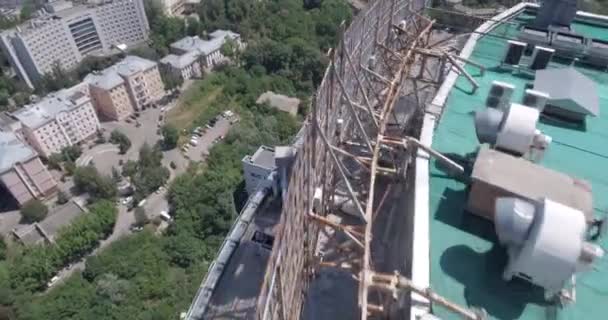 Kijów - szkło wieżowiec 2 lipca 2017 r. Aerial strzał odblaskowe office wieżowiec szczegółów w nowoczesnej dzielnicy. Gród, drapacz chmur, budowa, Śródmieście, centrum biznesowe, odkryty. — Wideo stockowe