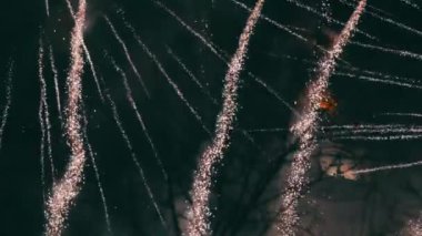 Işık gökyüzüne. Büyük orkestra Noel sadaka Varşova, Polonya, 14.01.2018. Müzik, müzik numaraları bir sonata, bir senfoni ve opera gibi kapanış parçası için final duruyor. Pola içinde