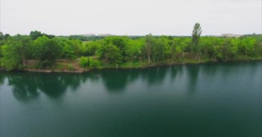 Hava. Dalgıçlar granit taş ocağının dibinde büyük bir sualtı mağara girin. Dalgıçlar su küçük bir göl üzerinde daldırılır. Yaz bulutlu gün. Lanshaft Gölü nün.