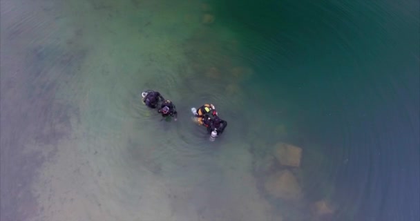 Aérea Los Buceadores Entran Una Enorme Cueva Submarina Fondo Una — Vídeos de Stock