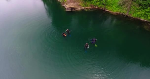 Aéreo Mergulhadores Entram Uma Enorme Caverna Subaquática Fundo Uma Pedreira — Vídeo de Stock