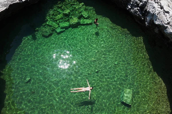 Mujeres nadando en la piscina natural de giola — Foto de Stock