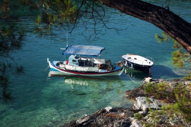 Aliki beach, Thassos Island, Yunanistan koyunda tekne