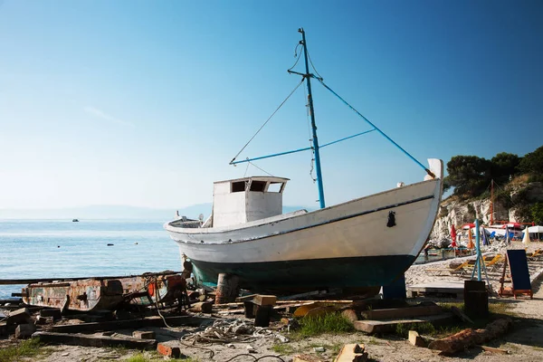 Kumsaldaki Eski Ahşap Balıkçı Teknesi — Stok fotoğraf