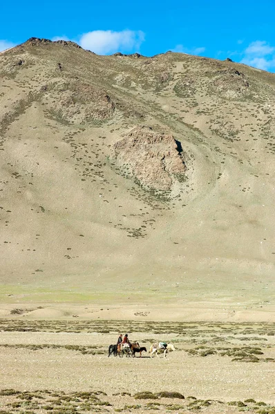 Nómadas tibetanos que viajan con horas y yaks — Foto de Stock