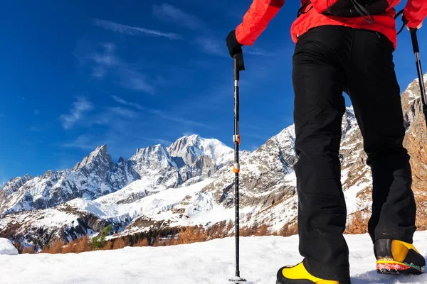 Turysta ma przerwę, patrząc na Mont Blanc — Zdjęcie stockowe