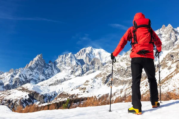 L'escursionista si riposa guardando il Monte Bianco — Foto Stock