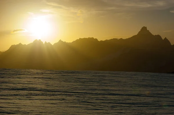 在最高的阿尔卑斯山山峰上的日落。从马特宏峰冰川，采尔马特，瑞士. — 图库照片
