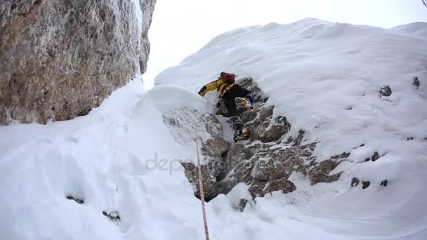 Escalada de invierno en los Alpes. Dolomitas, Alpes italianos, Europa . — Vídeo de stock