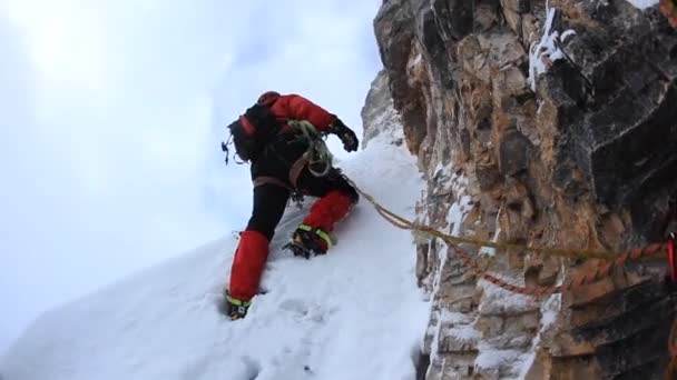 Escalada de inverno nos Alpes. Dolomitas, Alpes Italianos, Europa . — Vídeo de Stock