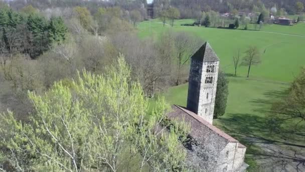 Vue aérienne d'une vieille église rurale italienne . — Video