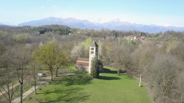 Luchtfoto van een oude Italiaanse landelijke kerk. — Stockvideo