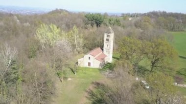 Eski İtalyan kırsal Kilisesi'nin havadan görünümü. 
