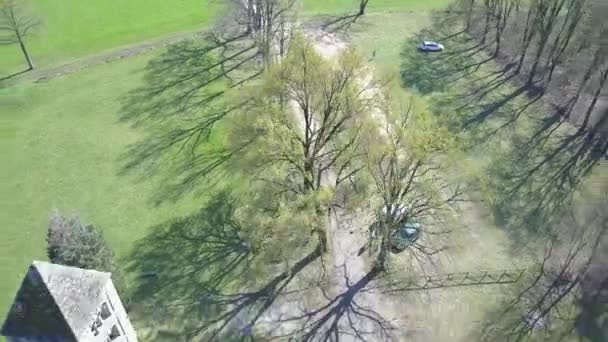 Vista aérea de una antigua iglesia rural italiana . — Vídeos de Stock