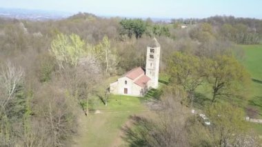 Eski İtalyan kırsal Kilisesi'nin havadan görünümü. 
