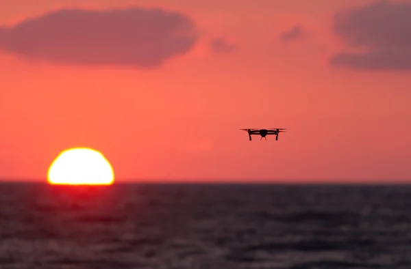 Drönare som flyger över havet vid solnedgången — Stockfoto