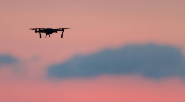 Drone üzerinde renkli gündoğumu gökyüzü uçar.