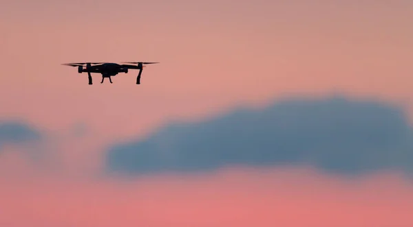 Drone repül át egy színes sunrise ég. — Stock Fotó