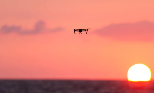 Drone repül a tengerre a naplemente — Stock Fotó