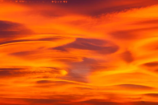 Krásný západ slunce obloha s lentikulární mraky. — Stock fotografie