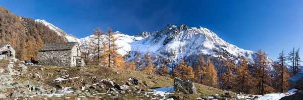 Alpine Landschaft in der Herbstsaison. — Stockfoto