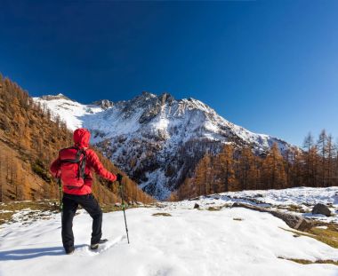 Adam kış dağlarda backpacking. 