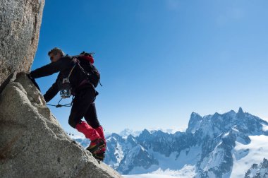Chamonix'de tırmanma. Dağcı Aiguille du Midi Mont Blanc, Fransa için taş duvar. 