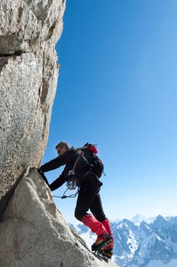 Chamonix'de tırmanma. Dağcı Aiguille du Midi Mont Blanc, Fransa için taş duvar. 