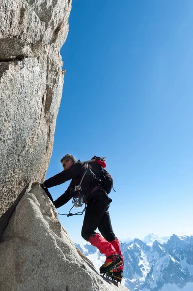Arrampicata a Chamonix. Scalatore sulla parete di pietra dell'Aiguille du Midi a Mont Blanc, Francia . — Foto Stock