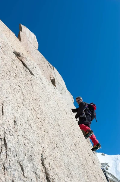 シャモニで登山。エギーユ ・ デュ ・ M の石垣の上の登山家 — ストック写真