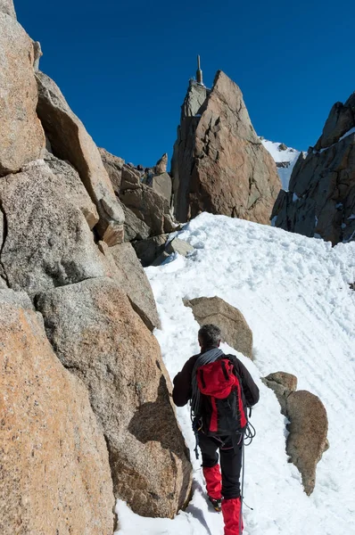 Escalade à Chamonix. Escalade sur la crête enneigée de l'Aiguille du Midi à Mont Blanc, France . — Photo