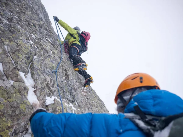 Bergbeklimmers op een extreme winter klim — Stockfoto