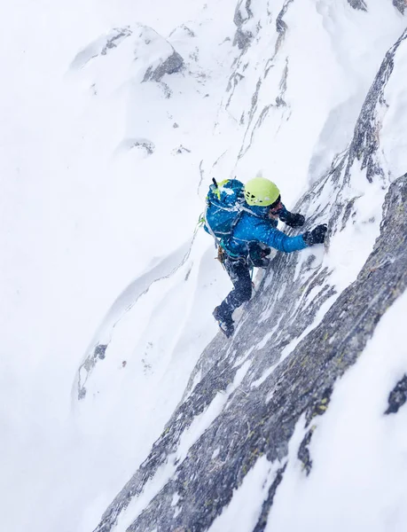 Flicka vid en extrem vinter klättra — Stockfoto