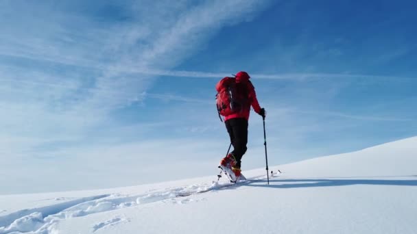 Homem Caminhando Neve Montanha Céu Limpo Estação Inverno Casaco Vermelho — Vídeo de Stock