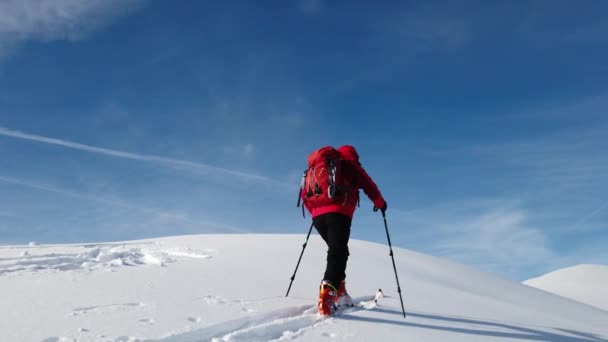 Hombre Caminando Nieve Montaña Cielo Despejado Temporada Invierno Chaqueta Roja — Vídeo de stock