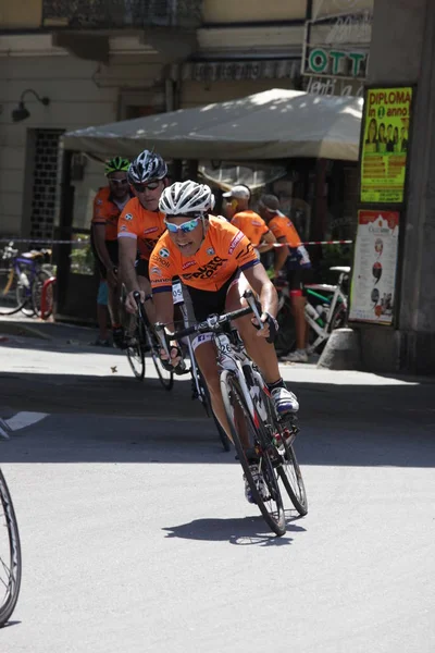 Cuneo, Ιταλία - 10 Ιουλίου 2016: ποδηλάτης κατά την άφιξη του Fausto — Φωτογραφία Αρχείου