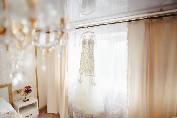 La chambre avec la robe de la mariée — Photo