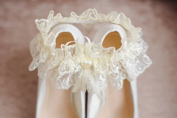 Взуття нареченої з підв'язкою — стокове фото