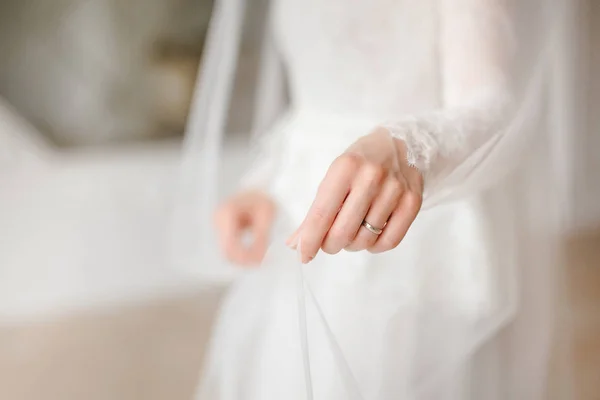 Vackert bröllop dekoration, i händerna på bruden — Stockfoto