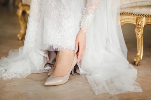 Braut zieht Schuhe an — Stockfoto